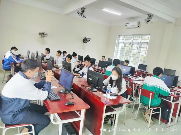 Vụ sai sót đề thi ở Quảng Bình: Giáo viên nói sai 2 câu, Sở giải thích chỉ sai 1 - Ảnh 3. Vụ sai sót đề thi ở Quảng Bình: Giáo viên nói sai 2 câu, Sở giải thích chỉ sai 1 - Ảnh 3.