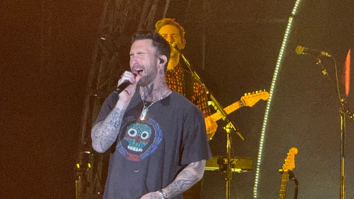 Hot: Những hình ảnh đầu tiên của Maroon 5 trên sân khấu Việt Nam - Ảnh 2.