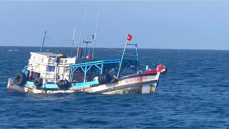 Kiên Giang: Bắt giữ tàu cá vận chuyển 35.000 lít dầu DO lậu trên biển - Ảnh 2. Kiên Giang: Bắt giữ tàu cá vận chuyển 35.000 lít dầu DO lậu trên biển - Ảnh 2.