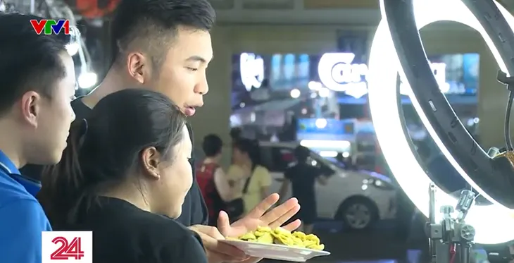 Tiểu thương chợ Bến Thành vui mừng khi được chốt đơn liên tục - Ảnh 2. Tiểu thương chợ Bến Thành vui mừng khi được chốt đơn liên tục - Ảnh 2.