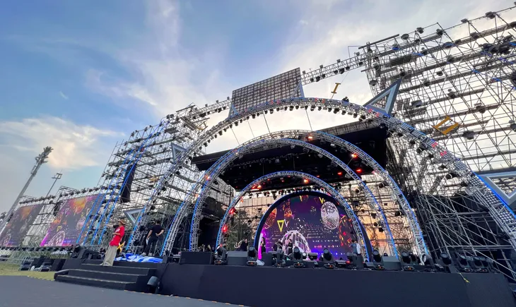Tổng duyệt đêm diễn của Maroon 5 tại Phú Quốc: Dàn âm thanh đỉnh chóp, Tóc Tiên được Touliver hộ tống ra tận sân khấu - Ảnh 1. Tổng duyệt đêm diễn của Maroon 5 tại Phú Quốc: Dàn âm thanh đỉnh chóp, Tóc Tiên được Touliver hộ tống ra tận sân khấu - Ảnh 1.