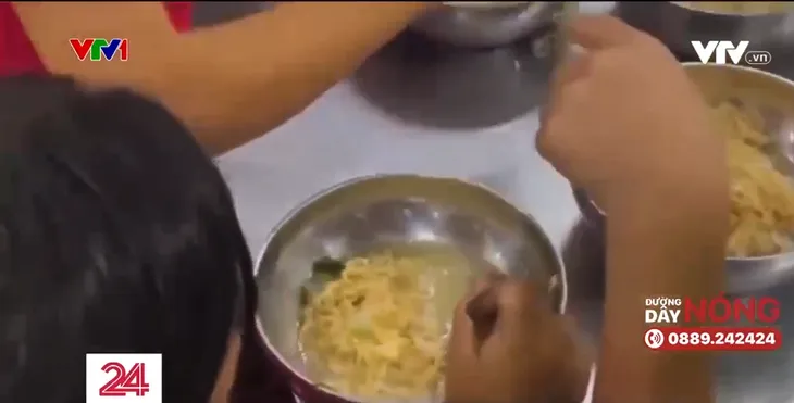 Bất thường bữa ăn bán trú vùng cao: 11 học sinh ăn 2 gói mì tôm chan cơm - Ảnh 3. Bất thường bữa ăn bán trú vùng cao: 11 học sinh ăn 2 gói mì tôm chan cơm - Ảnh 3.