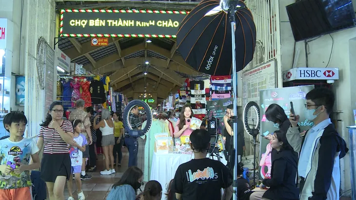 Tiểu thương chợ Bến Thành thu hơn 4 tỉ đồng sau 5 ngày livestream bán hàng - Ảnh 2. Tiểu thương chợ Bến Thành thu hơn 4 tỉ đồng sau 5 ngày livestream bán hàng - Ảnh 2.