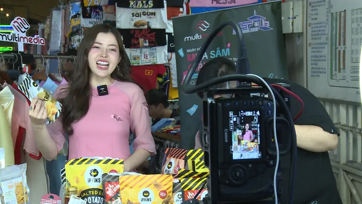 Tiểu thương chợ Bến Thành thu hơn 4 tỉ đồng sau 5 ngày livestream bán hàng - Ảnh 1. Tiểu thương chợ Bến Thành thu hơn 4 tỉ đồng sau 5 ngày livestream bán hàng - Ảnh 1.