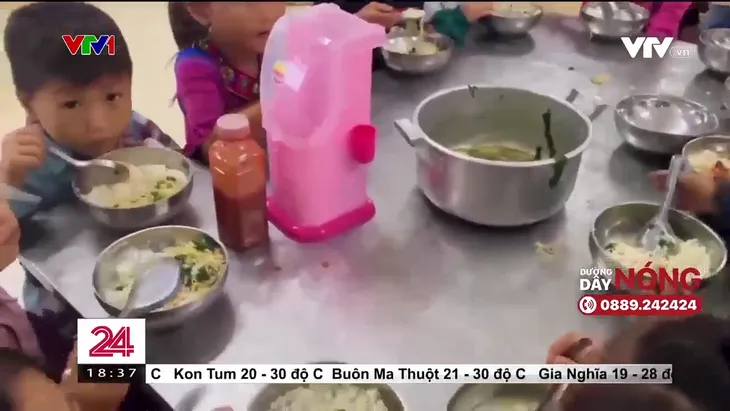 Bất thường bữa ăn bán trú vùng cao: 11 học sinh ăn 2 gói mì tôm chan cơm - Ảnh 2. Bất thường bữa ăn bán trú vùng cao: 11 học sinh ăn 2 gói mì tôm chan cơm - Ảnh 2.