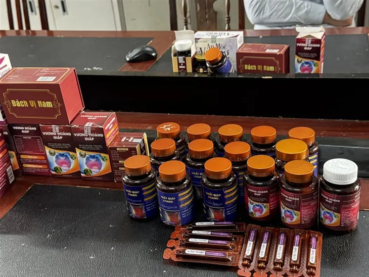 Cặp vợ chồng lập công ty, giả danh y bác sĩ lừa bán thuốc thu lợi 75 tỉ đồng - Ảnh 1. Cặp vợ chồng lập công ty, giả danh y bác sĩ lừa bán thuốc thu lợi 75 tỉ đồng - Ảnh 1.