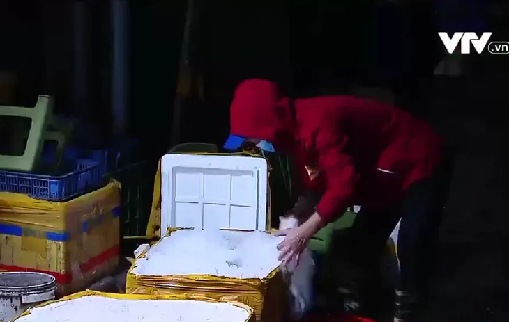Nhọc nhằn mưu sinh trong trong đêm rét đầu Đông ở Hà Nội - Ảnh 3. Nhọc nhằn mưu sinh trong trong đêm rét đầu Đông ở Hà Nội - Ảnh 3.