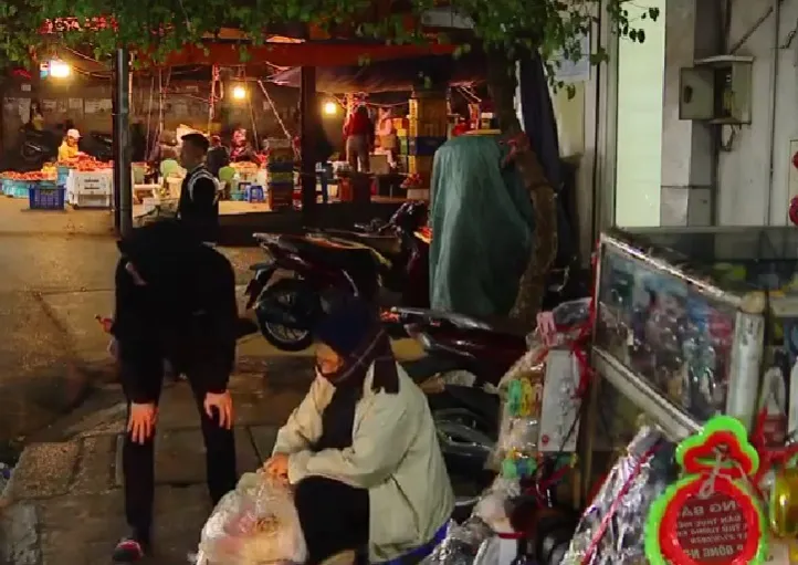 Nhọc nhằn mưu sinh trong trong đêm rét đầu Đông ở Hà Nội - Ảnh 2. Nhọc nhằn mưu sinh trong trong đêm rét đầu Đông ở Hà Nội - Ảnh 2.