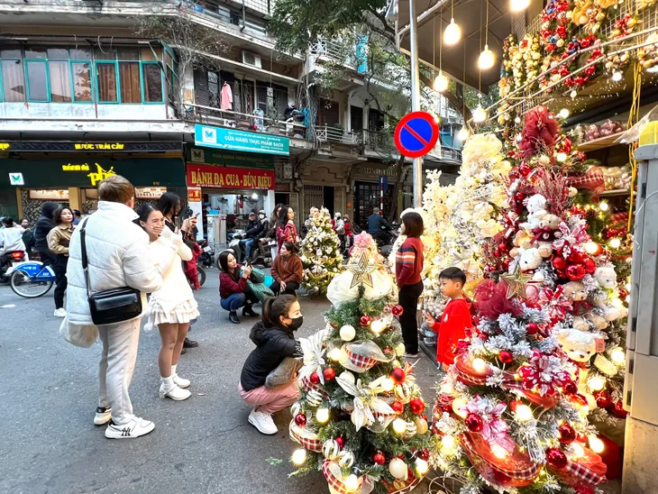 Phố Hàng Mã đông đúc trước Noel, tiểu thương treo biển thu phí khách chụp hình - Ảnh 5. Phố Hàng Mã đông đúc trước Noel, tiểu thương treo biển thu phí khách chụp hình - Ảnh 5.