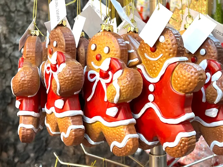 Phố Hàng Mã đông đúc trước Noel, tiểu thương treo biển thu phí khách chụp hình - Ảnh 6. Phố Hàng Mã đông đúc trước Noel, tiểu thương treo biển thu phí khách chụp hình - Ảnh 6.
