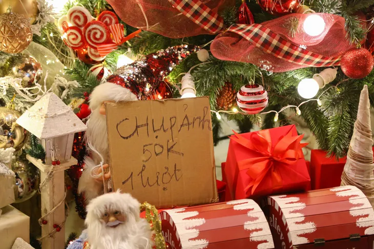 Phố Hàng Mã đông đúc trước Noel, tiểu thương treo biển thu phí khách chụp hình - Ảnh 3. Phố Hàng Mã đông đúc trước Noel, tiểu thương treo biển thu phí khách chụp hình - Ảnh 3.