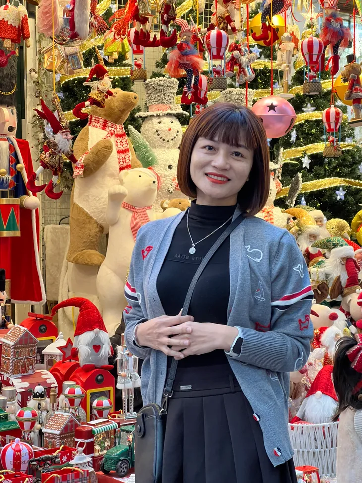Phố Hàng Mã đông đúc trước Noel, tiểu thương treo biển thu phí khách chụp hình - Ảnh 4. Phố Hàng Mã đông đúc trước Noel, tiểu thương treo biển thu phí khách chụp hình - Ảnh 4.