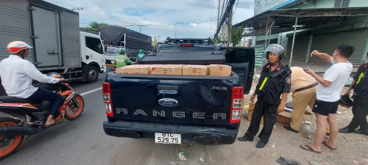 Xe bán tải chở 300 chai rượu ngoại không có hóa đơn - Ảnh 1. Xe bán tải chở 300 chai rượu ngoại không có hóa đơn - Ảnh 1.