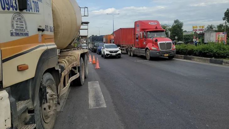 Bình Dương: Xe bồn mất lái tông vào 3 xe máy đang dừng đèn đỏ - Ảnh 1. Bình Dương: Xe bồn mất lái tông vào 3 xe máy đang dừng đèn đỏ - Ảnh 1.