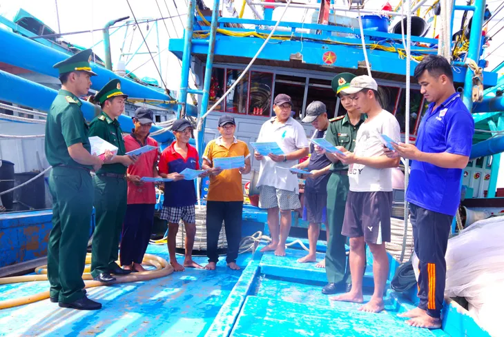 Cà Mau: Đẩy mạnh tuyên truyền quản lý tàu cá và thực hiện nhiệm vụ phòng, chống khai thác IUU - Ảnh 2. Cà Mau: Đẩy mạnh tuyên truyền quản lý tàu cá và thực hiện nhiệm vụ phòng, chống khai thác IUU - Ảnh 2.