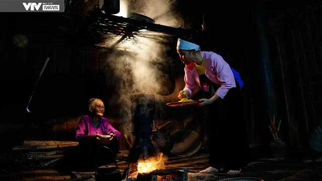 Du khách nước ngoài thích thú trải nghiệm làm xôi ngũ sắc cùng đồng bào dân tộc Mường Tân Sơn - Phú Thọ - Ảnh 2. Du khách nước ngoài thích thú trải nghiệm làm xôi ngũ sắc cùng đồng bào dân tộc Mường Tân Sơn - Phú Thọ - Ảnh 2.