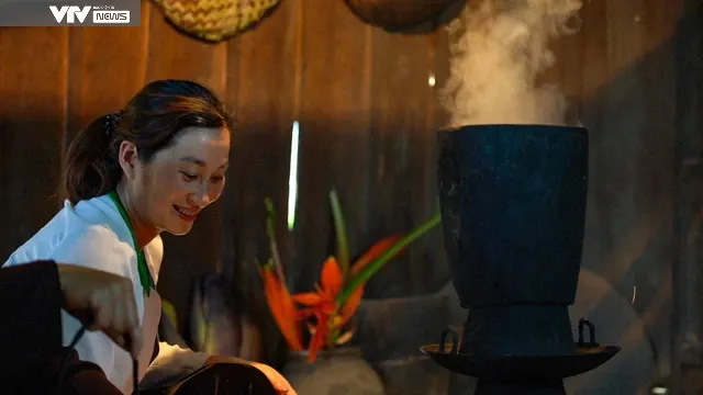Du khách nước ngoài thích thú trải nghiệm làm xôi ngũ sắc cùng đồng bào dân tộc Mường Tân Sơn - Phú Thọ - Ảnh 5. Du khách nước ngoài thích thú trải nghiệm làm xôi ngũ sắc cùng đồng bào dân tộc Mường Tân Sơn - Phú Thọ - Ảnh 5.