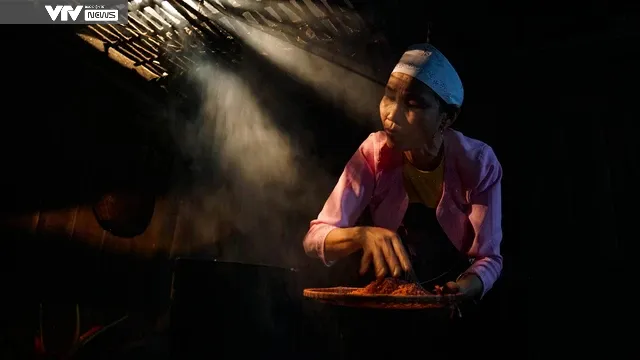 Du khách nước ngoài thích thú trải nghiệm làm xôi ngũ sắc cùng đồng bào dân tộc Mường Tân Sơn - Phú Thọ - Ảnh 4. Du khách nước ngoài thích thú trải nghiệm làm xôi ngũ sắc cùng đồng bào dân tộc Mường Tân Sơn - Phú Thọ - Ảnh 4.