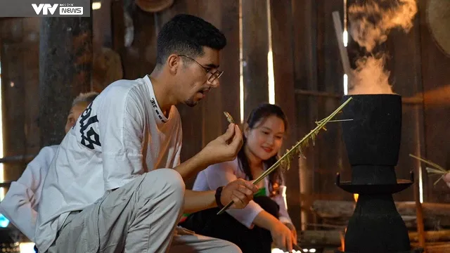 Du khách nước ngoài thích thú trải nghiệm làm xôi ngũ sắc cùng đồng bào dân tộc Mường Tân Sơn - Phú Thọ - Ảnh 8. Du khách nước ngoài thích thú trải nghiệm làm xôi ngũ sắc cùng đồng bào dân tộc Mường Tân Sơn - Phú Thọ - Ảnh 8.