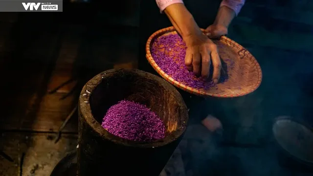 Du khách nước ngoài thích thú trải nghiệm làm xôi ngũ sắc cùng đồng bào dân tộc Mường Tân Sơn - Phú Thọ - Ảnh 6. Du khách nước ngoài thích thú trải nghiệm làm xôi ngũ sắc cùng đồng bào dân tộc Mường Tân Sơn - Phú Thọ - Ảnh 6.