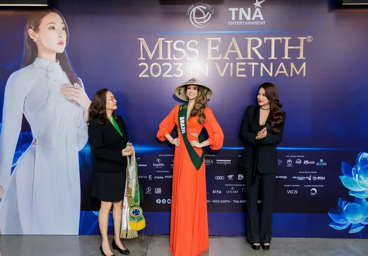 Trưởng BTC Trương Ngọc Ánh trao sash cho các thí sinh Hoa hậu Trái đất 2023 - Ảnh 2. Trưởng BTC Trương Ngọc Ánh trao sash cho các thí sinh Hoa hậu Trái đất 2023 - Ảnh 2.