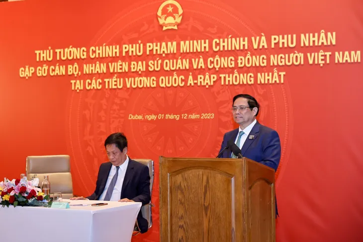 Thủ tướng Phạm Minh Chính gặp gỡ cộng đồng người Việt Nam tại UAE - Ảnh 2. Thủ tướng Phạm Minh Chính gặp gỡ cộng đồng người Việt Nam tại UAE - Ảnh 2.