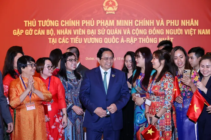 Thủ tướng Phạm Minh Chính gặp gỡ cộng đồng người Việt Nam tại UAE - Ảnh 1. Thủ tướng Phạm Minh Chính gặp gỡ cộng đồng người Việt Nam tại UAE - Ảnh 1.