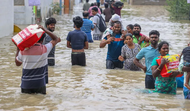 Hàng trăm người mắc kẹt do lũ lụt ở Tamil Nadu (Ấn Độ) sau mưa lớn - Ảnh 1. Hàng trăm người mắc kẹt do lũ lụt ở Tamil Nadu (Ấn Độ) sau mưa lớn - Ảnh 1.