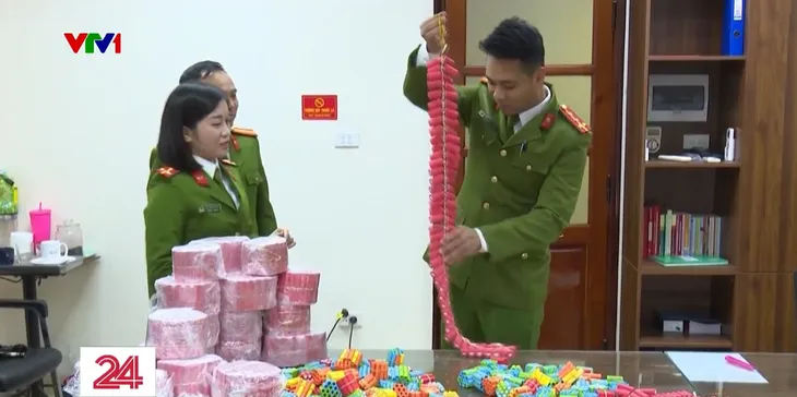 Hà Nội: Triệt phá ổ nhóm sản xuất pháo nổ ngay trong phòng ngủ - Ảnh 3. Hà Nội: Triệt phá ổ nhóm sản xuất pháo nổ ngay trong phòng ngủ - Ảnh 3.