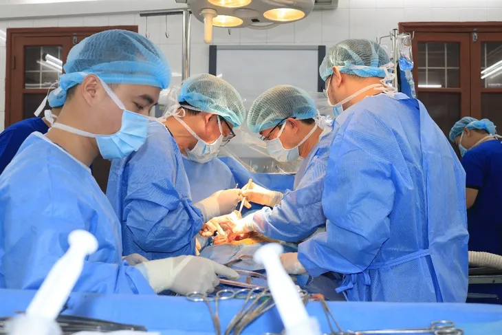 Bố hiến thận cứu con gái bị suy thận mạn giai đoạn cuối - Ảnh 1.