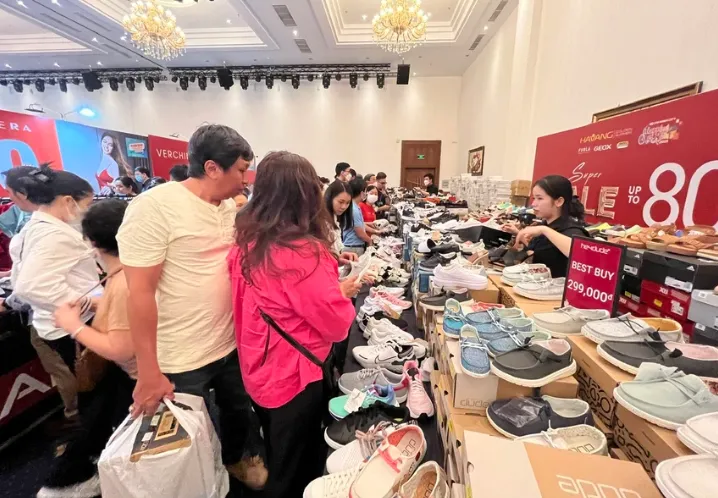 Sự kiện khuyến mại hàng hiệu có thể thu về 200 tỷ đồng - Ảnh 1. Sự kiện khuyến mại hàng hiệu có thể thu về 200 tỷ đồng - Ảnh 1.