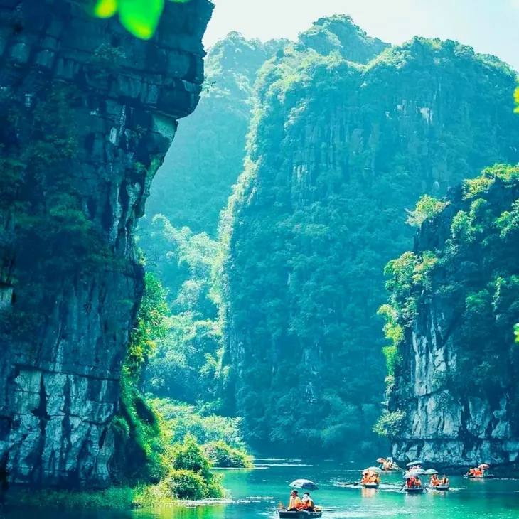 Ninh Bình đón hơn 6,5 triệu lượt khách trong năm 2023 - Ảnh 2. Ninh Bình đón hơn 6,5 triệu lượt khách trong năm 2023 - Ảnh 2.