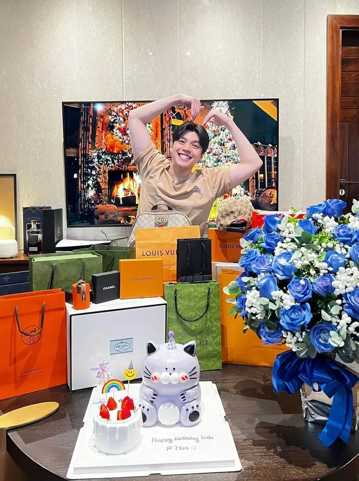 Cầu thủ Quang Hải đính hôn, Quang Vinh úp mở dự án cùng Lương Bích Hữu - Ảnh 4. Cầu thủ Quang Hải đính hôn, Quang Vinh úp mở dự án cùng Lương Bích Hữu - Ảnh 4.
