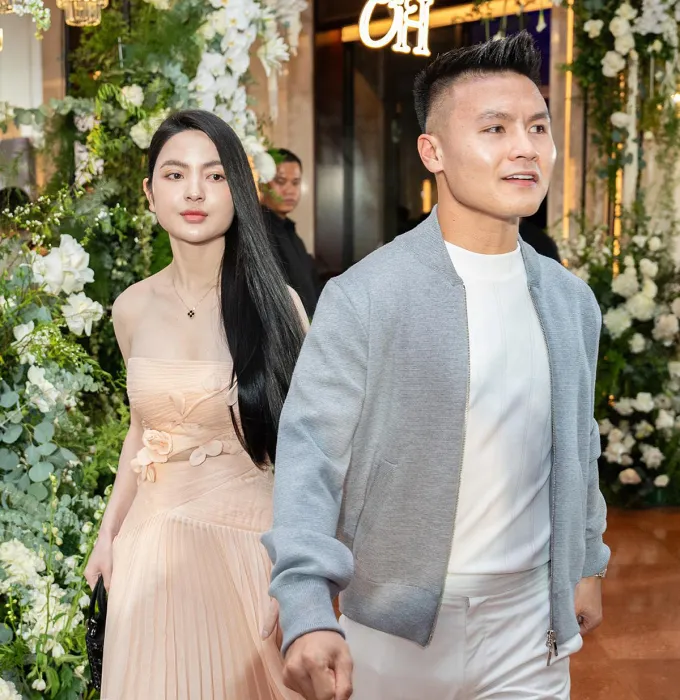 Cầu thủ Quang Hải đính hôn, Quang Vinh úp mở dự án cùng Lương Bích Hữu - Ảnh 1. Cầu thủ Quang Hải đính hôn, Quang Vinh úp mở dự án cùng Lương Bích Hữu - Ảnh 1.