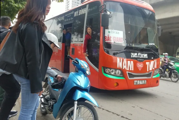 Xe dù bến cóc, xe hợp đồng trá hình tung hoành dịp cuối năm - Ảnh 1. Xe dù bến cóc, xe hợp đồng trá hình tung hoành dịp cuối năm - Ảnh 1.