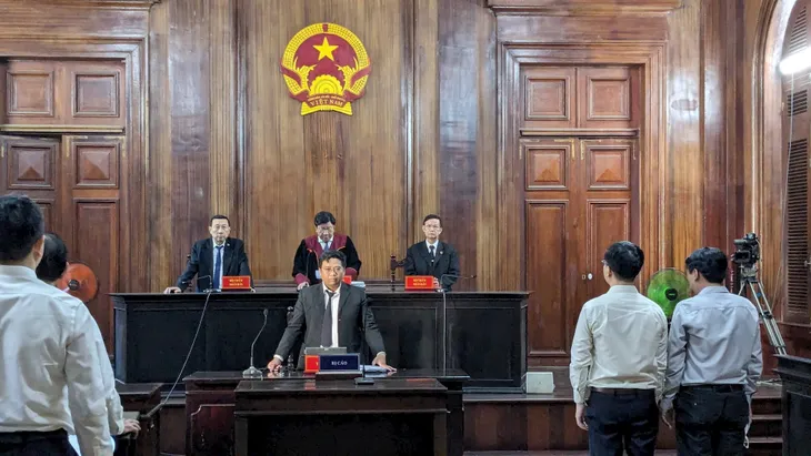 Mở lại phiên tòa xét xử vụ cháy chung cư Carina làm 13 người chết - Ảnh 1. Mở lại phiên tòa xét xử vụ cháy chung cư Carina làm 13 người chết - Ảnh 1.