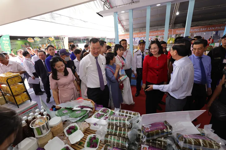 TP Hồ Chí Minh tăng cường kết nối cung cầu dịp cuối năm - Ảnh 1. TP Hồ Chí Minh tăng cường kết nối cung cầu dịp cuối năm - Ảnh 1.