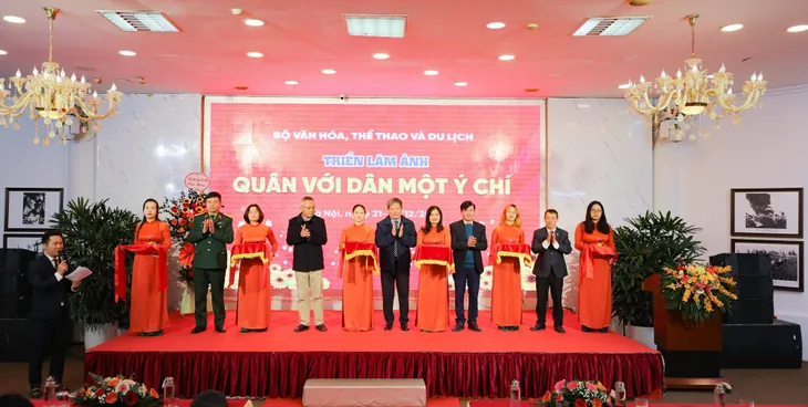 Khai mạc triển lãm Quân với Dân một ý chí - Ảnh 1. Khai mạc triển lãm Quân với Dân một ý chí - Ảnh 1.