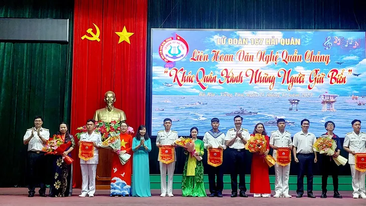 Liên hoan văn nghệ kỷ niệm 79 năm ngày thành lập Quân đội Nhân dân Việt Nam - Ảnh 1. Liên hoan văn nghệ kỷ niệm 79 năm ngày thành lập Quân đội Nhân dân Việt Nam - Ảnh 1.