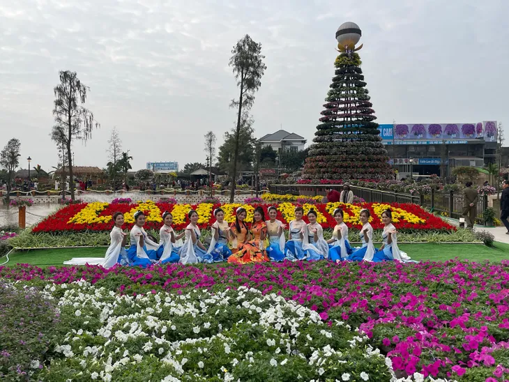 Lễ hội hoa Xuân Quan 2023 thu hút đông đảo du khách - Ảnh 1. Lễ hội hoa Xuân Quan 2023 thu hút đông đảo du khách - Ảnh 1.