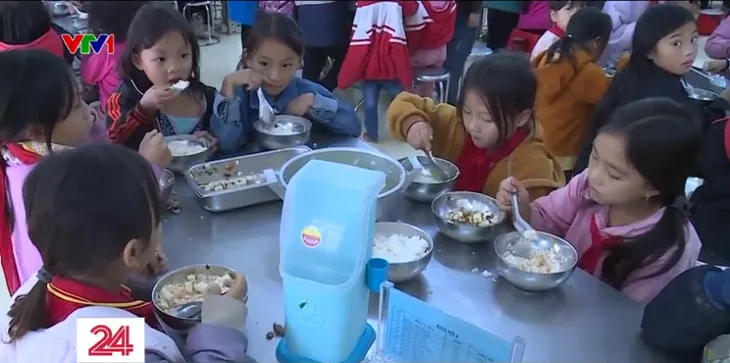 Vụ 11 học sinh chia nhau 2 gói mì: Bữa ăn bị cắt xén là chính xác, hiệu trưởng xin từ chức - Ảnh 2. Vụ 11 học sinh chia nhau 2 gói mì: Bữa ăn bị cắt xén là chính xác, hiệu trưởng xin từ chức - Ảnh 2.