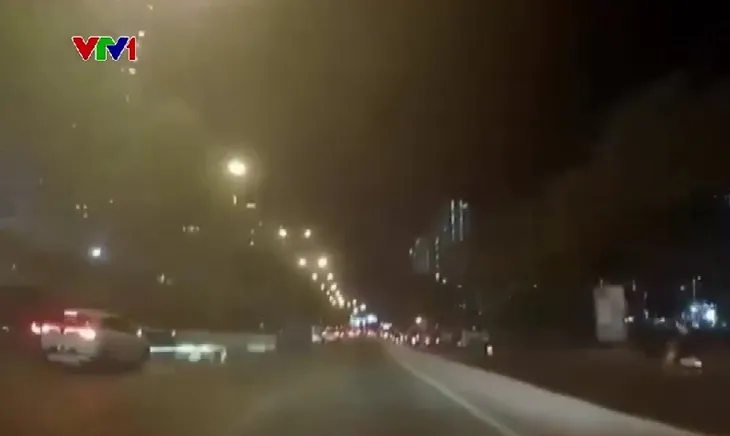 Xe ô tô đâm thẳng vào rào chắn xây dựng công trình - Ảnh 1. Xe ô tô đâm thẳng vào rào chắn xây dựng công trình - Ảnh 1.