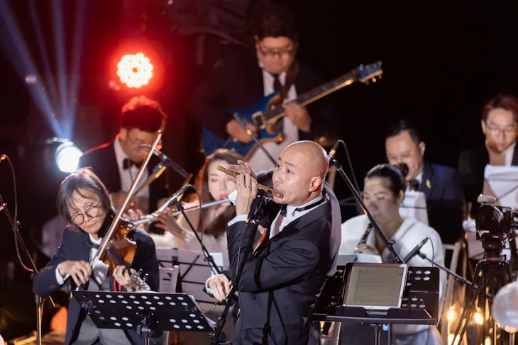 Nhạc trưởng Đồng Quang Vinh cùng dàn nhạc “Sức sống mới” trình diễn trên Vịnh Hạ Long - Ảnh 1.