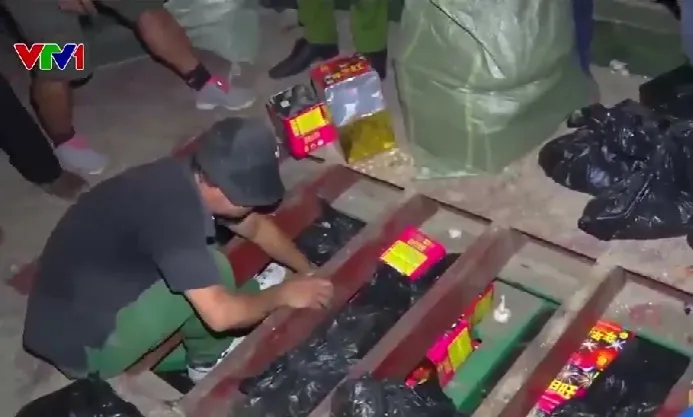 Hàng tấn pháo ngụy trang dưới lớp hành khô trong xe đầu kéo - Ảnh 1. Hàng tấn pháo ngụy trang dưới lớp hành khô trong xe đầu kéo - Ảnh 1.