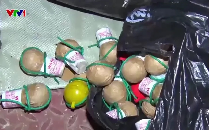 Hàng tấn pháo ngụy trang dưới lớp hành khô trong xe đầu kéo - Ảnh 3. Hàng tấn pháo ngụy trang dưới lớp hành khô trong xe đầu kéo - Ảnh 3.
