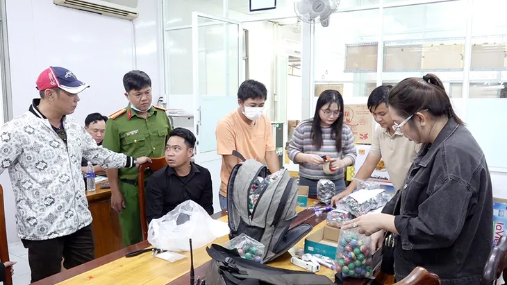 Liên tiếp phát hiện các vụ buôn bán, tàng trữ trái phép pháo nổ số lượng lớn - Ảnh 2. Liên tiếp phát hiện các vụ buôn bán, tàng trữ trái phép pháo nổ số lượng lớn - Ảnh 2.