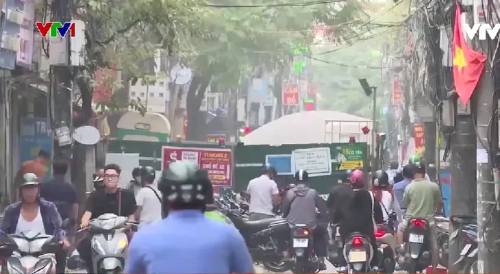 Hà Nội: Ùn tắc cuối năm thêm nghiêm trọng do rào chắn thi công - Ảnh 1. Hà Nội: Ùn tắc cuối năm thêm nghiêm trọng do rào chắn thi công - Ảnh 1.