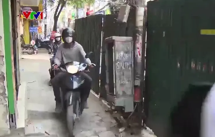Hà Nội: Ùn tắc cuối năm thêm nghiêm trọng do rào chắn thi công - Ảnh 2. Hà Nội: Ùn tắc cuối năm thêm nghiêm trọng do rào chắn thi công - Ảnh 2.