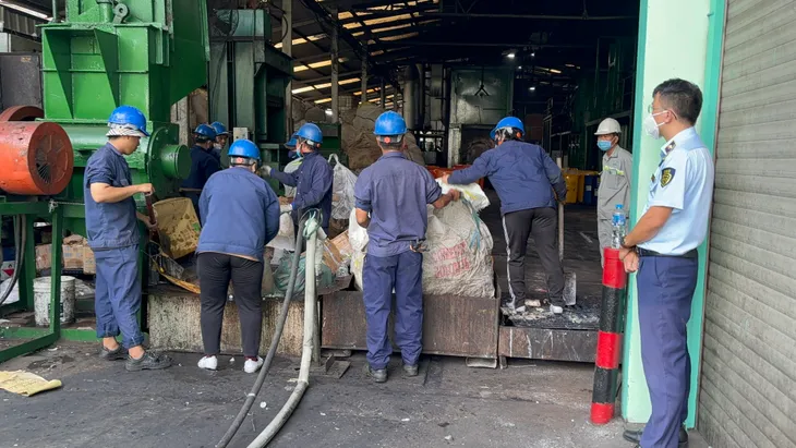 TP Hồ Chí Minh: Tiêu hủy lô hàng hơn 320.000 sản phẩm hàng hóa vi phạm - Ảnh 2. TP Hồ Chí Minh: Tiêu hủy lô hàng hơn 320.000 sản phẩm hàng hóa vi phạm - Ảnh 2.