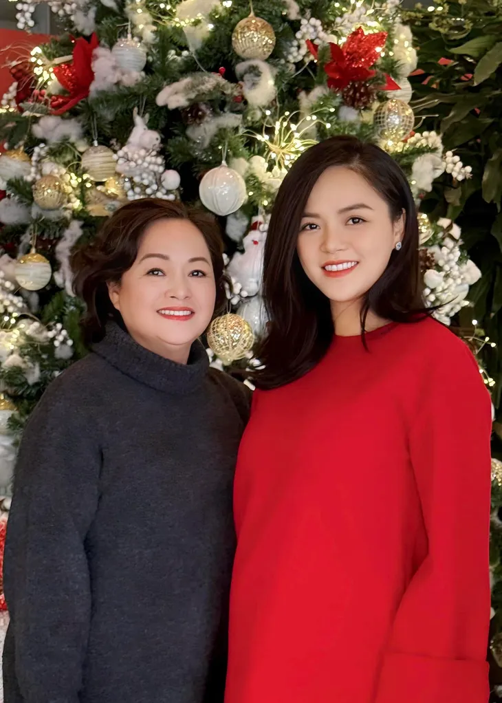 Diễn viên Việt tuần qua: Thu Quỳnh khoe sắc xinh đẹp bên mẹ, Huyền Lizzie lộ giao diện mới của Dương - Ảnh 1. Diễn viên Việt tuần qua: Thu Quỳnh khoe sắc xinh đẹp bên mẹ, Huyền Lizzie lộ giao diện mới của Dương - Ảnh 1.